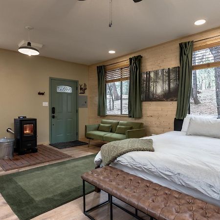 ホテル Little House In The Big Woods Forest Ranch エクステリア 写真